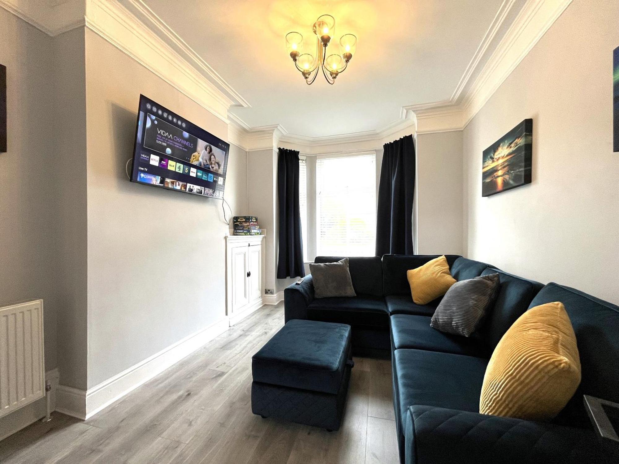 Spacious Sleeps 8 Nr Etihad Coop Live &