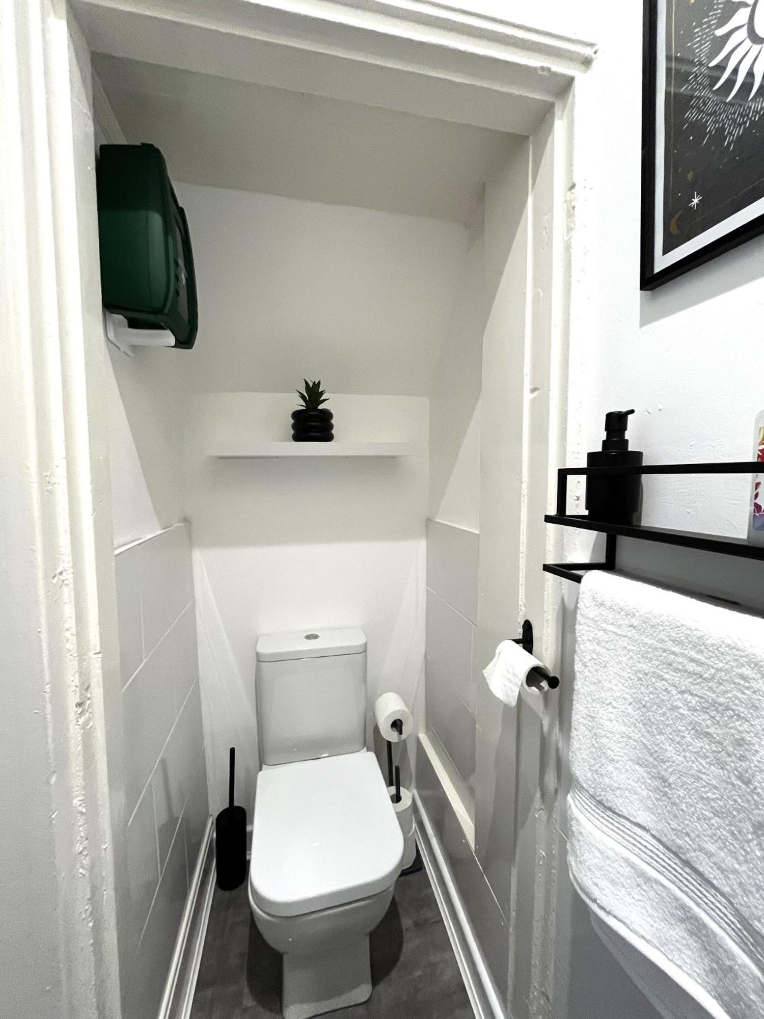 Spacious Sleeps 8 Nr Etihad Coop Live & Apartment